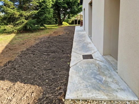 Extérieur résidentiel moderne au crépuscule avec escalier éclairé menant à terrasse couverte